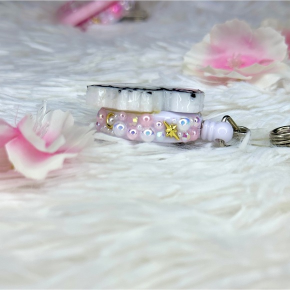 Sanrio Hello Kitty Badge Reel - Picture 2 of 3